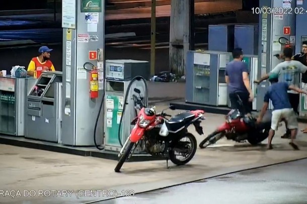 Vídeo: Ciclista mata desafeto em posto de combustível, no sudeste do Pará