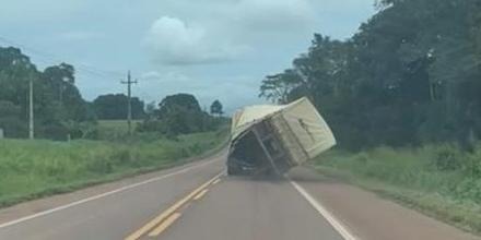 BR-230: Carga de soja tomba e deixa rodovia parcialmente interditada