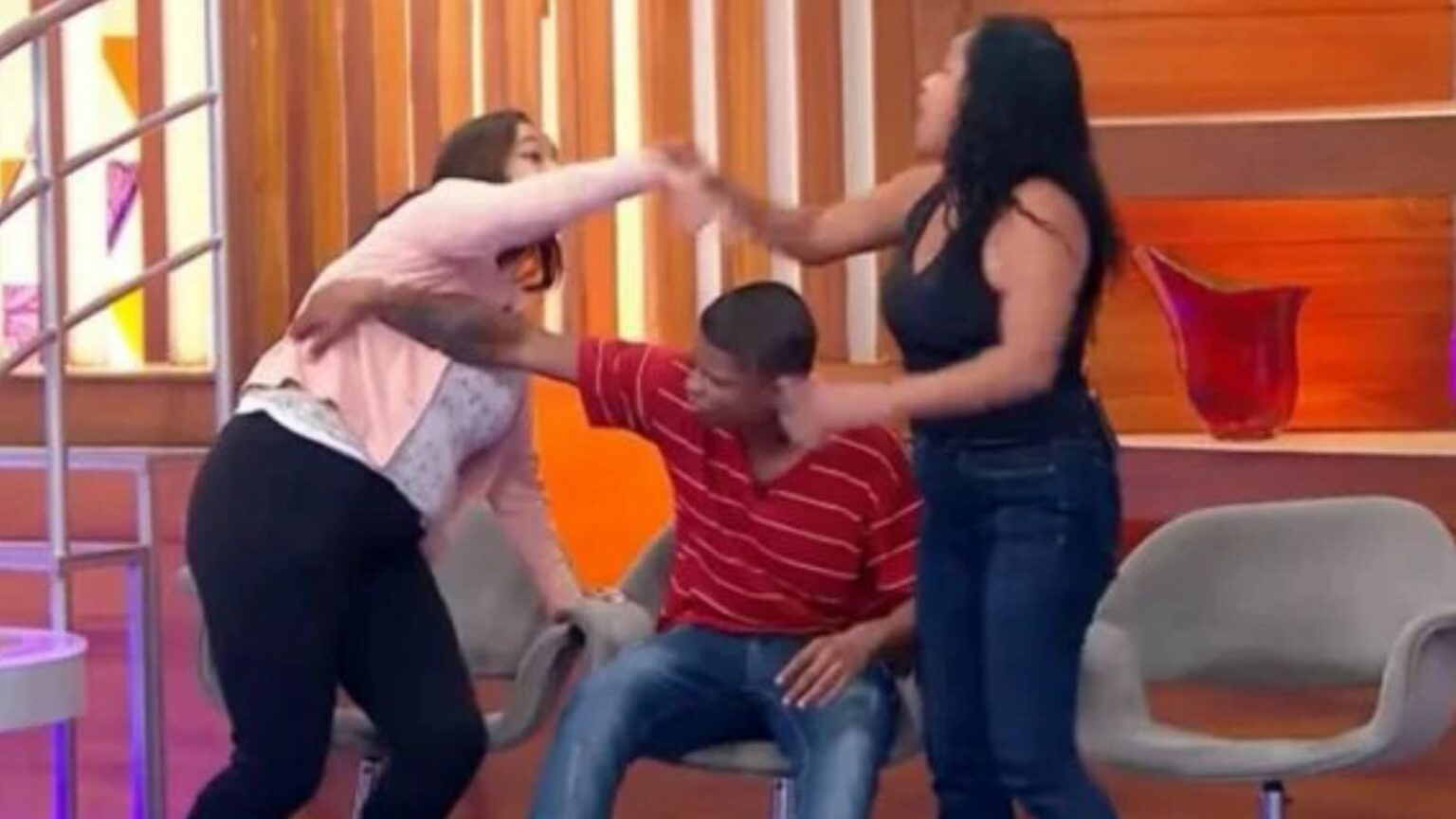 Mulheres se agridem em programa de TV por causa de homem