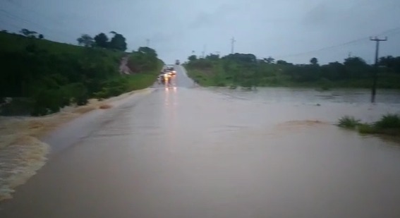 Igarapé transborda e água invade a Transamazônica