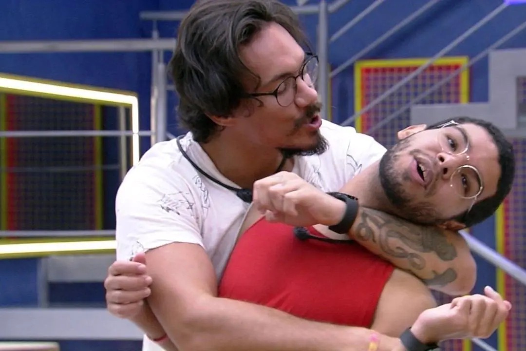 BBB22: Viny leva advertência após tentar filmar pênis de Eliezer
