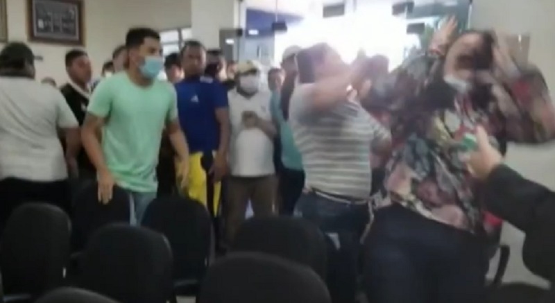 Vereador e secretária são atacados a socos durante audiência na Câmara