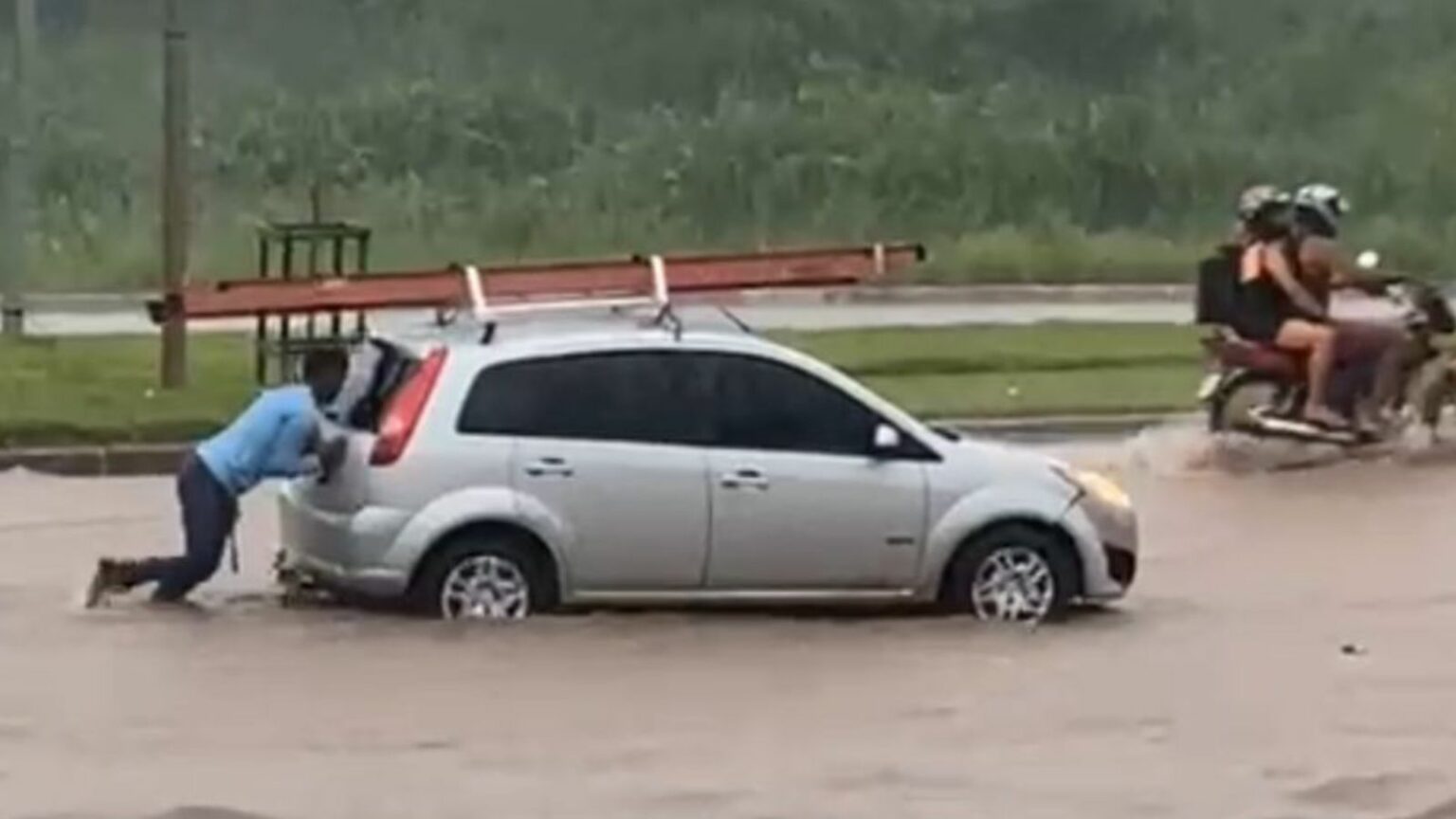 VÍDEO: Motorista se arrisca e empurra carro na BR-230 durante forte chuva