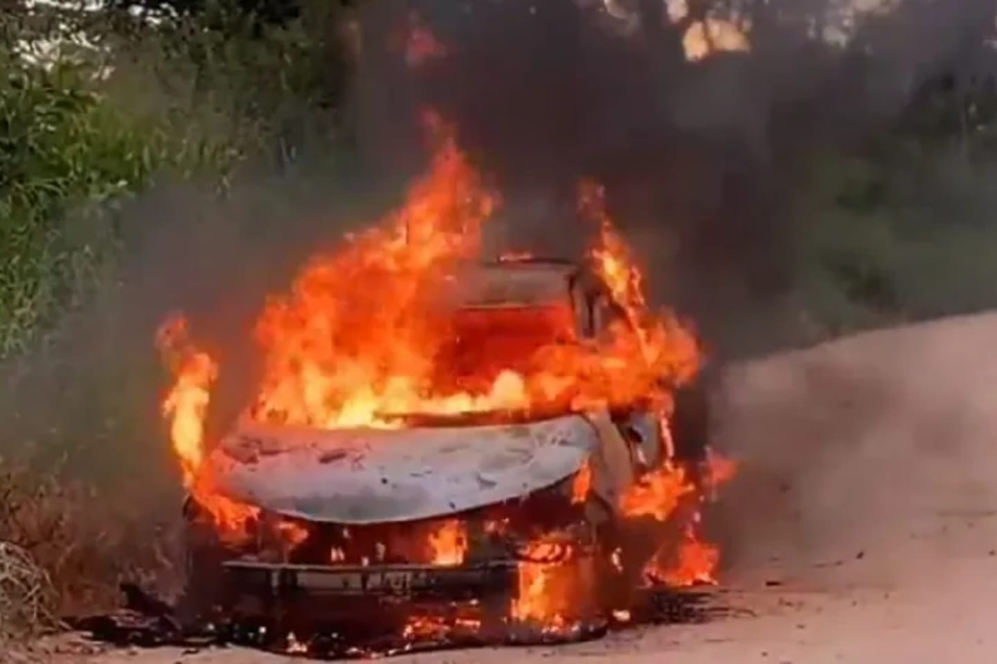VÍDEO: Carro pega fogo em via pública no interior do Pará