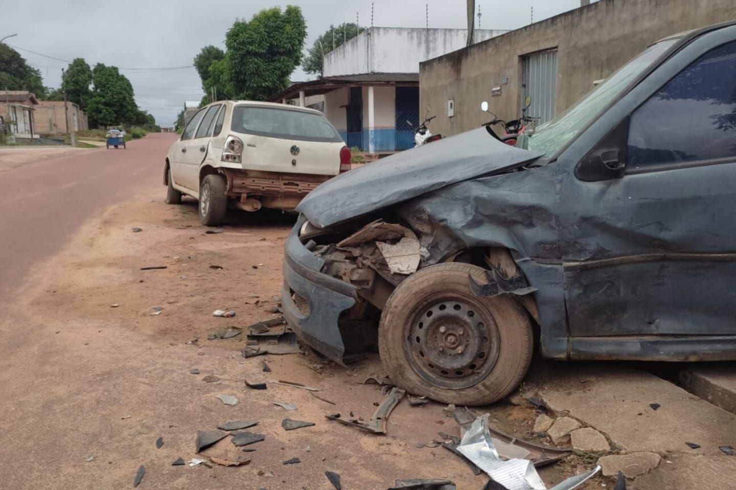 Carro desgovernado bate em veículos estacionados no sudoeste do Pará