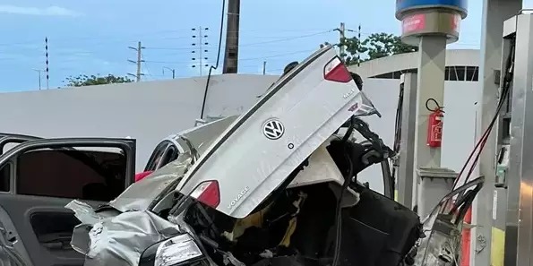 Cilindro de gás explode e destrói carro em posto de gasolina