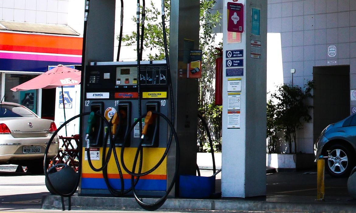 Preço médio do litro de gasolina no país é de R$ 7,26, diz ANP