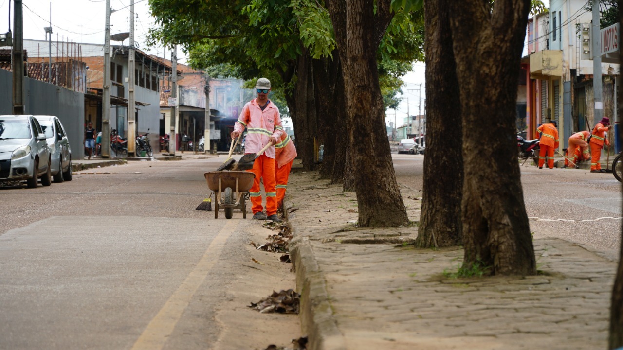 Equipes da prefeitura intensificam limpeza de ruas e avenidas em Marabá