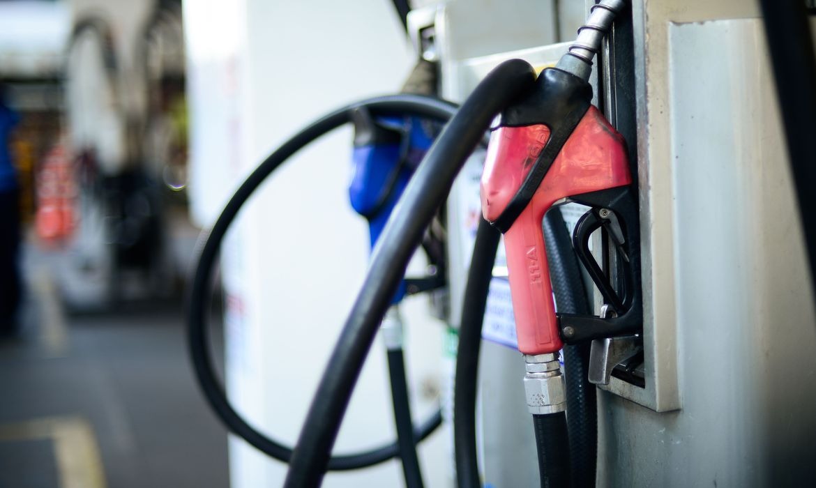 Fórum de Governadores prorroga congelamento do ICMS sobre gasolina