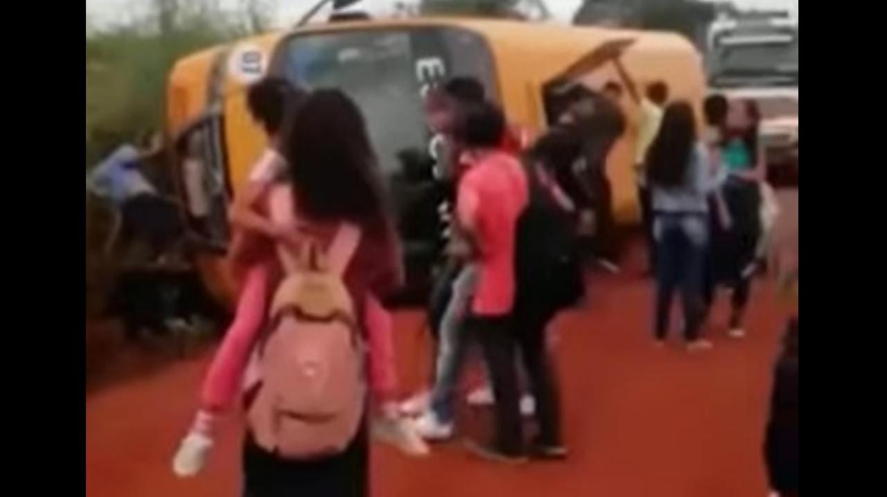 Ônibus escolar tomba no sudeste do Pará