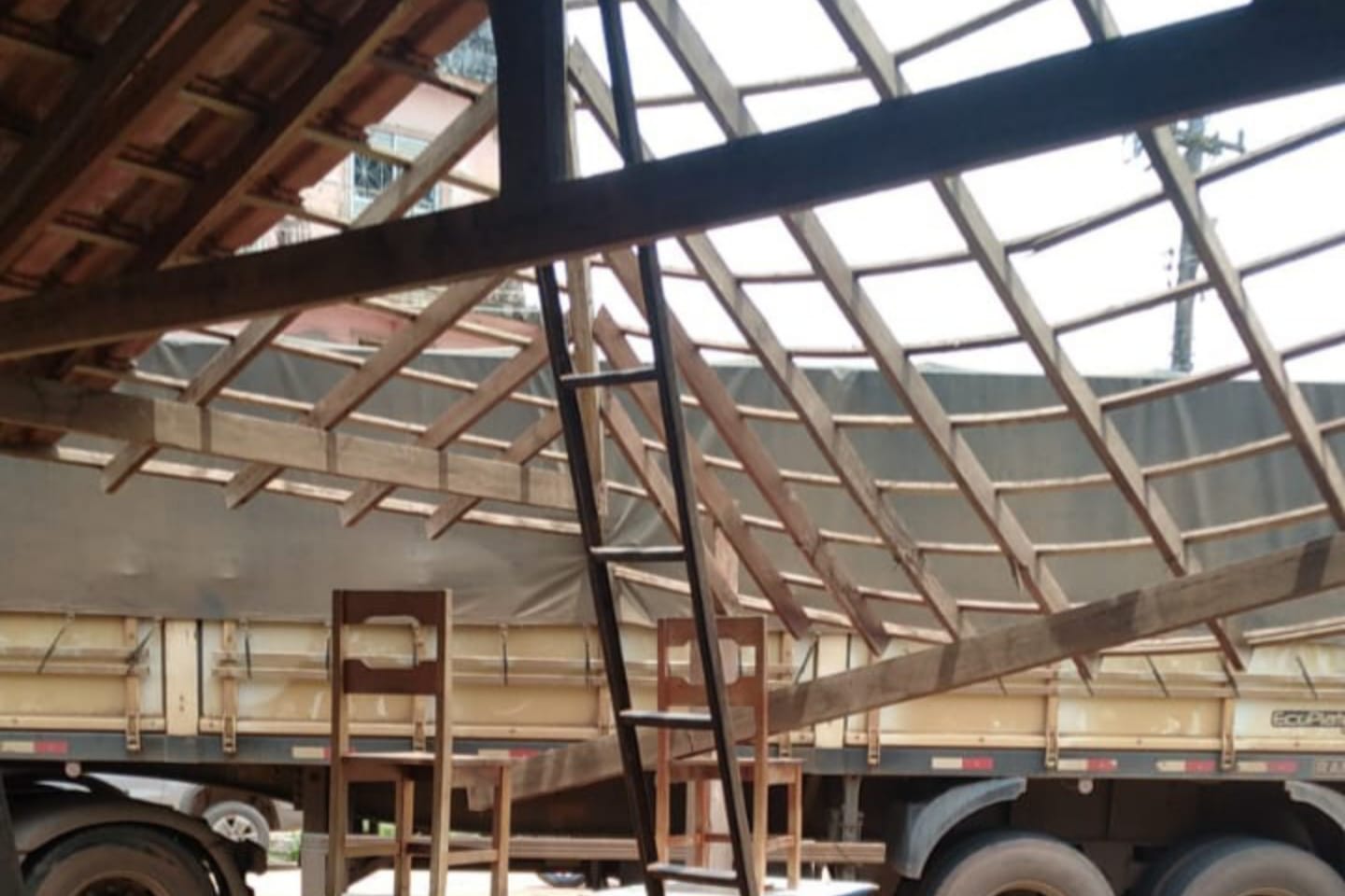 Carreta derruba estrutura de restaurante ao fazer manobra no interior do Pará
