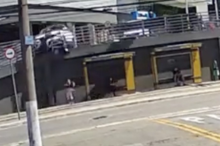 VÍDEO: Motorista cai com carro de estacionamento e quase esmaga mulher