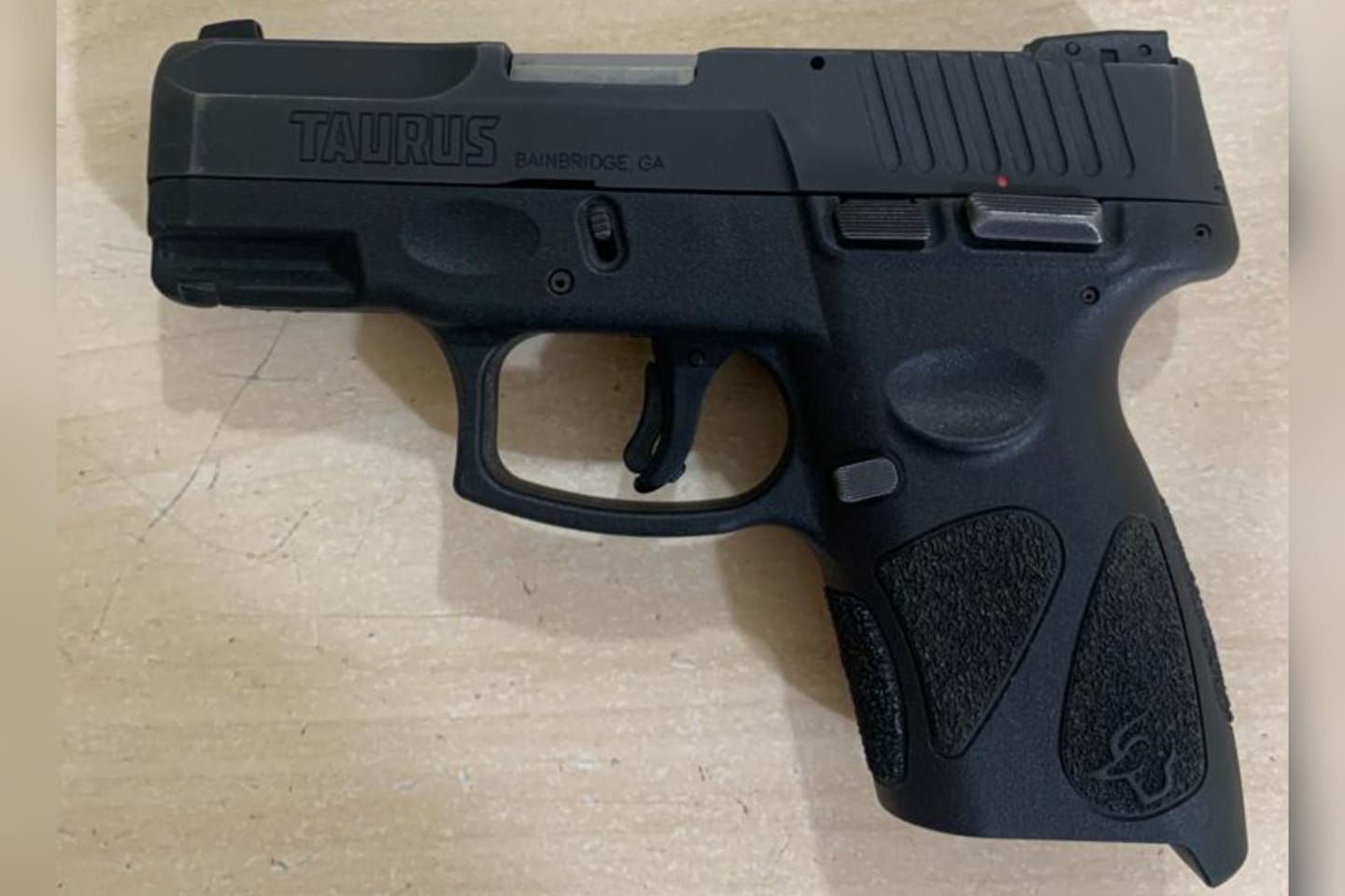 PRF prende suspeito com arma de fogo dentro de veículo em Marabá