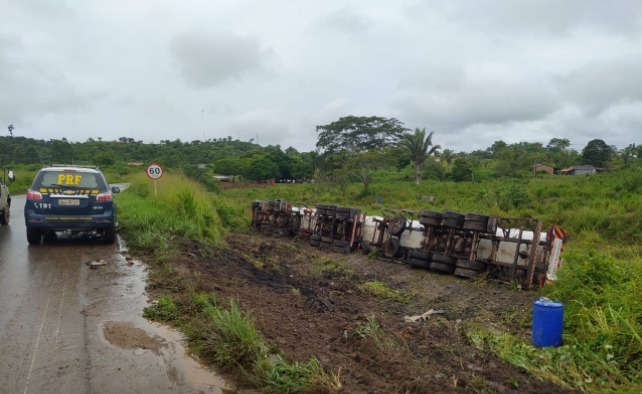 Com pista molhada, carreta de combustível tomba na BR-155