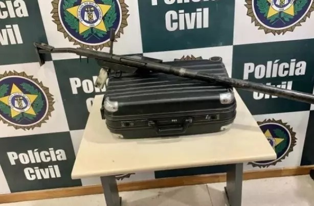 Mulher com bebê de colo tenta embarcar com metralhadora na bagagem para o Pará