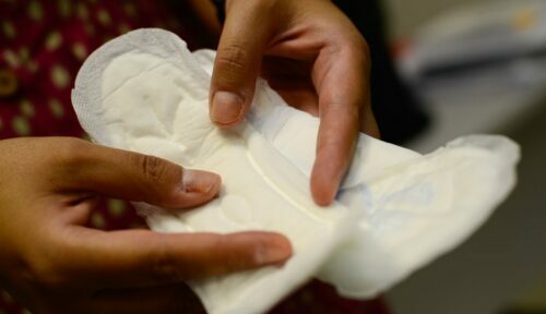 Governo lança programa de distribuição gratuita de absorvente pelo SUS