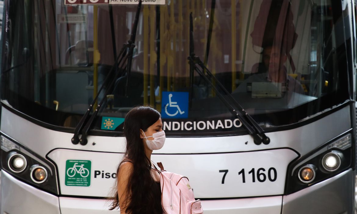 Fiocruz considera prematura retirada de máscaras
