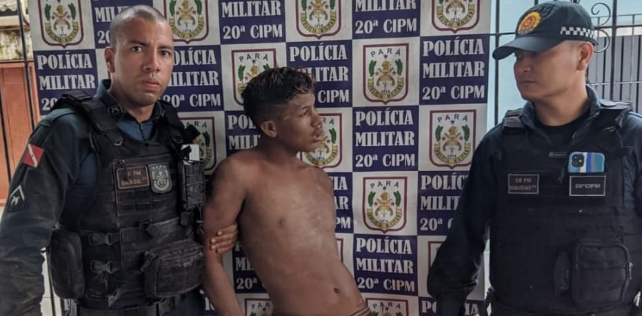 PM rola na lama para capturar jovem que agrediu os pais a golpes de facão, no interior do Pará