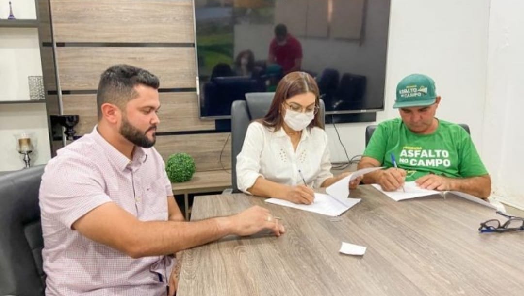 Prefeita assina ordem de serviço para calçadas padronizadas e iluminação de LED, em Canaã dos Carajás