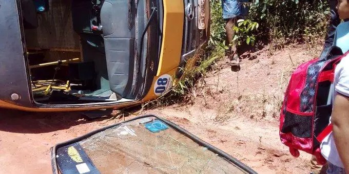 Ônibus escolar vira e deixa estudantes feridos no interior do Pará