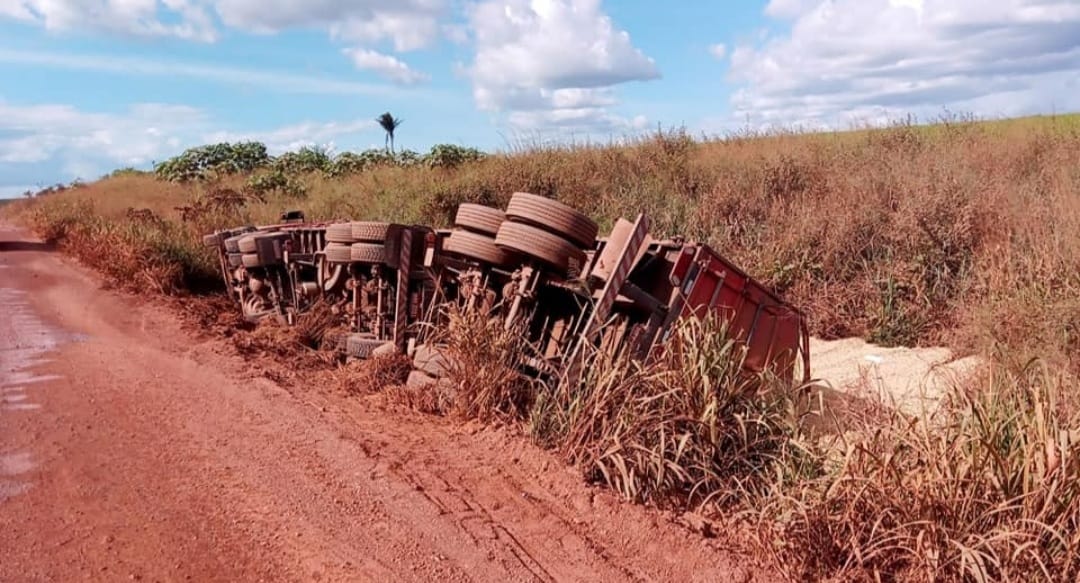 Carreta carregada de soja tomba na BR-155, próximo ao ‘Gogó da Onça’, no sul do Pará