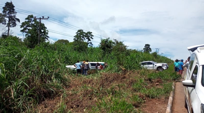 Carro com ‘defunto’ bate e caixão se parte durante acidente, na BR-230
