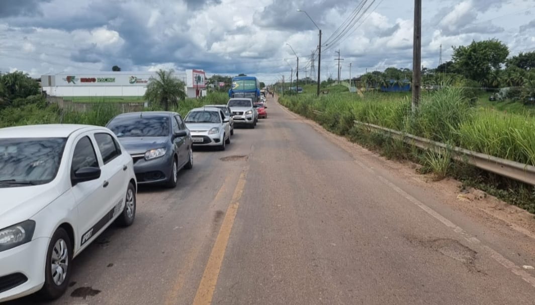 Tapa buraco faz motorista levar 1h30 para percorrer 1 quilômetro na BR-230 em Marabá