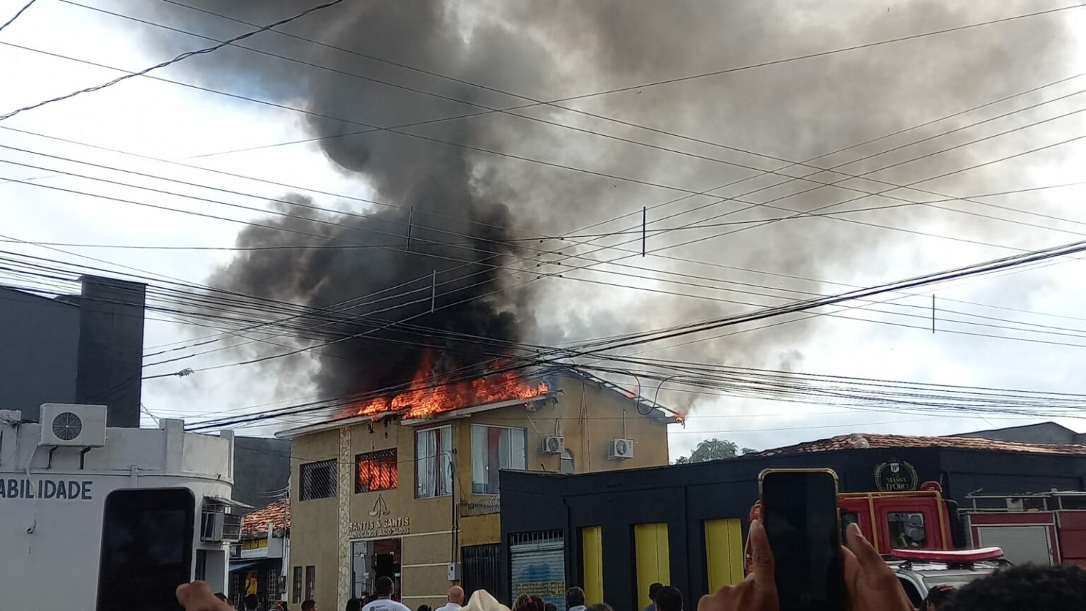 VÍDEO: Incêndio destrói antigo casarão em Marabá