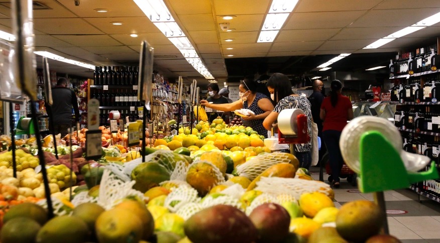 Alimentos ficam 15% mais caros no Brasil em um ano, diz IBGE