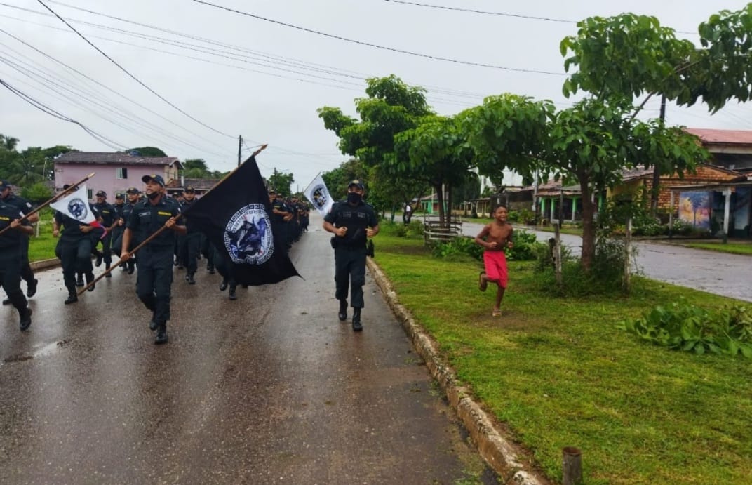 VÍDEO: Menino marcha, canta com alunos da PM e viraliza no interior do Pará