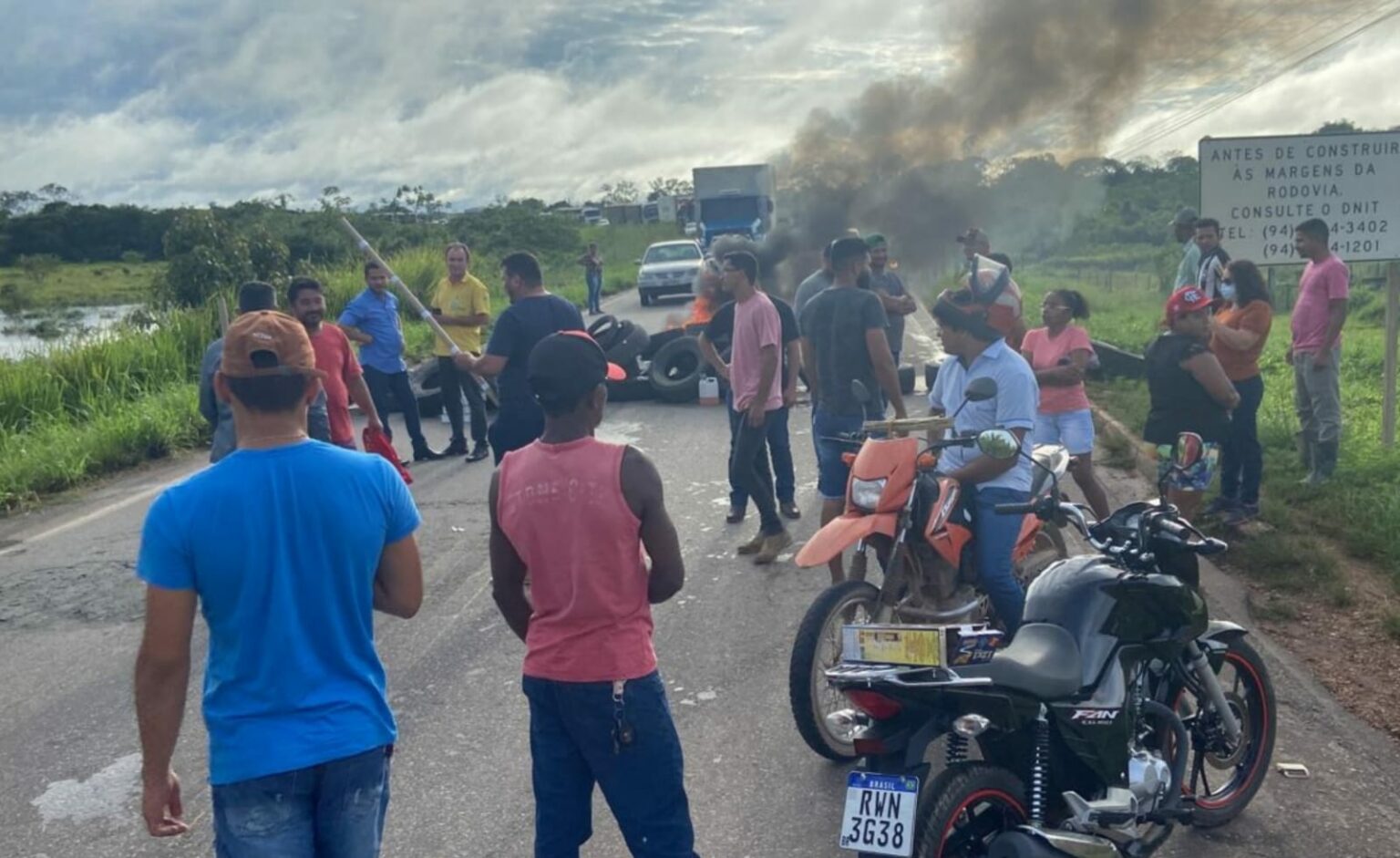 Manifestantes interditam trânsito da BR-155 na Vila Sororó, em Marabá