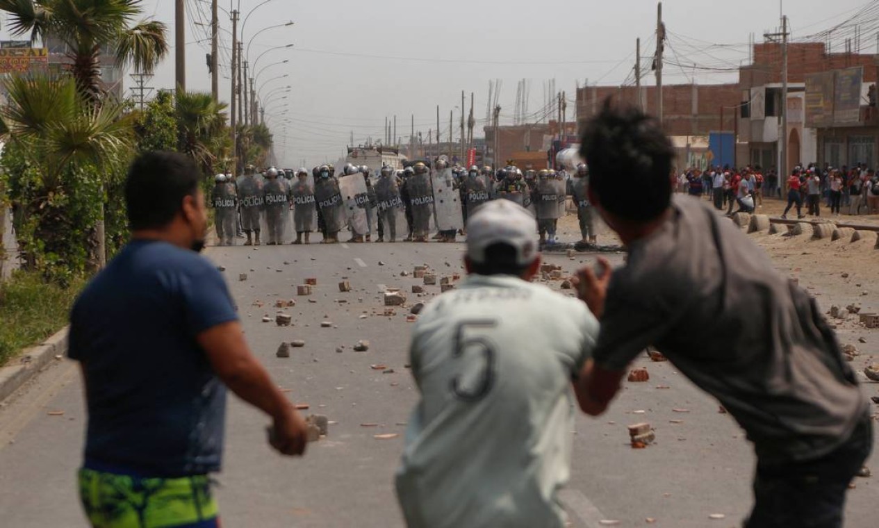 Protestos contra presidente e confrontos deixam mortos e feridos no Peru
