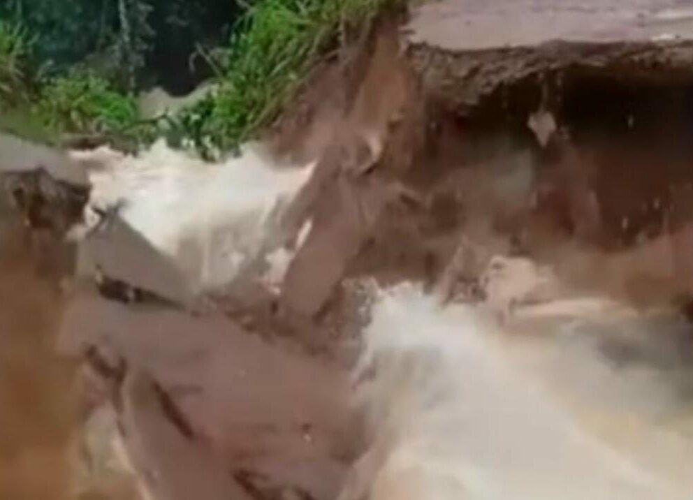 Enxurrada interdita trecho de estrada no sudeste do Pará