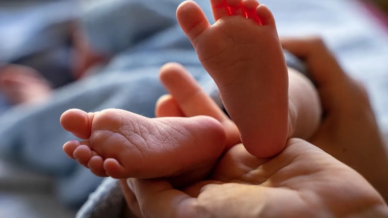 Mãe é suspeita de matar bebê de 3 meses durante amamentação