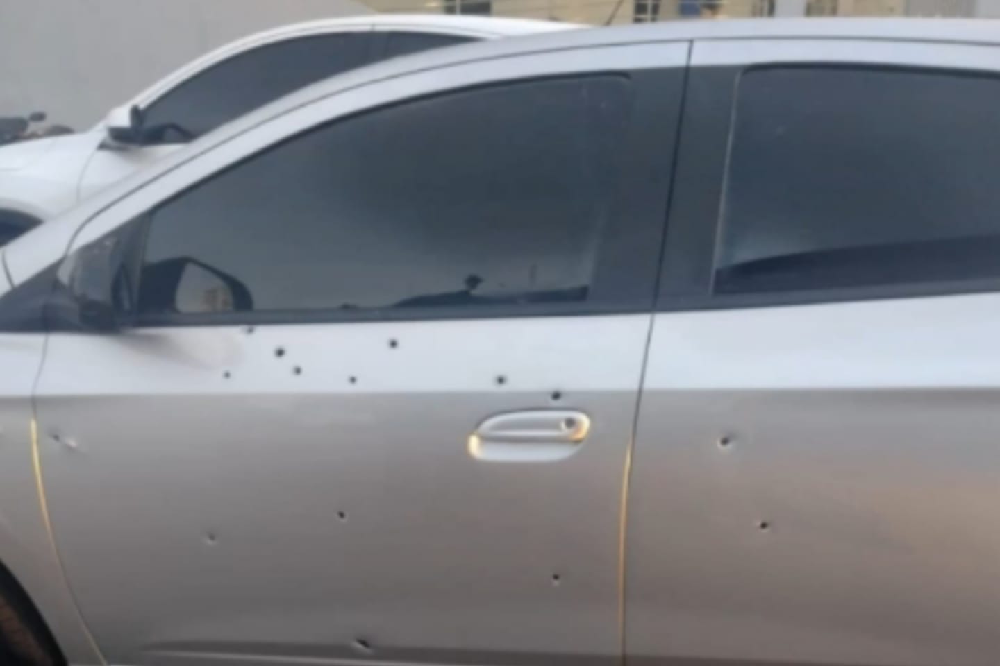 Motorista de aplicativo tem o carro crivado de balas no Pará