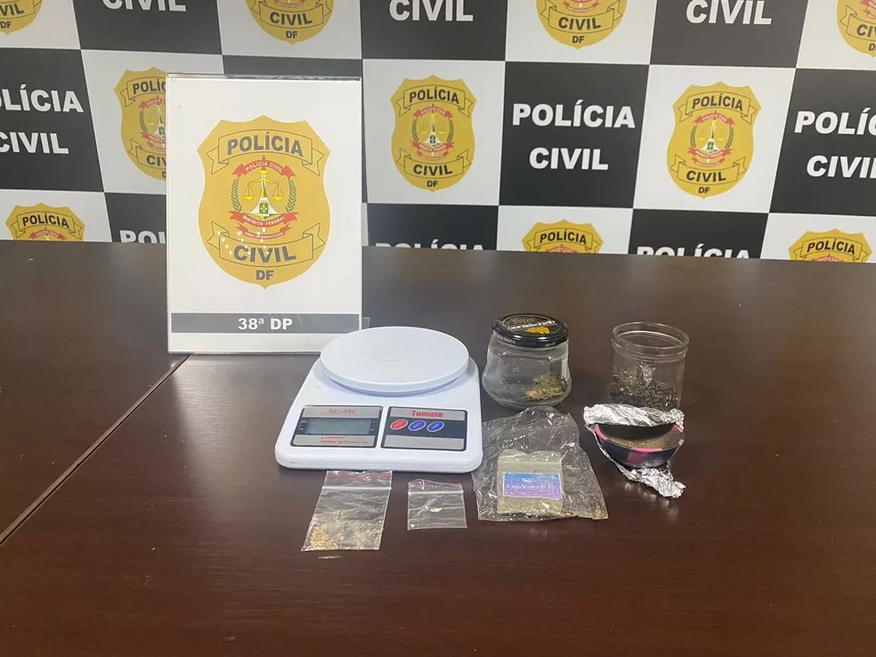 Professora é presa por ensinar receitas com maconha nas redes sociais