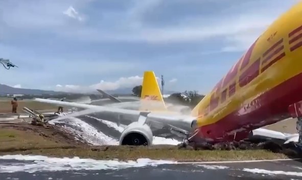 VÍDEO: Avião cargueiro roda na pista e quebra ao meio logo após o pouso