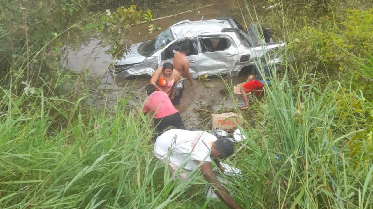 Caminhonete sai da pista e cai em abismo com família dentro próximo a Marabá