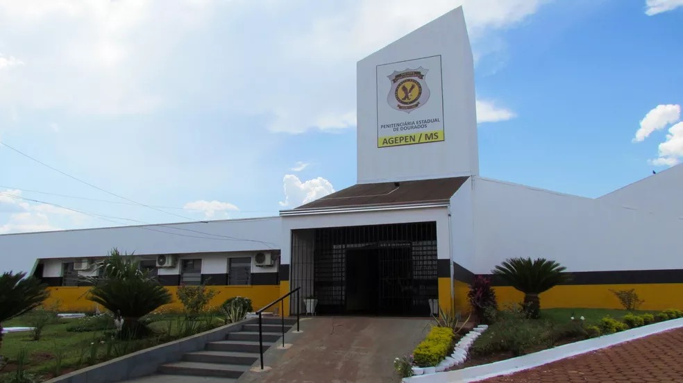 Homem comete crimes em série para reencontrar namorado na cadeia