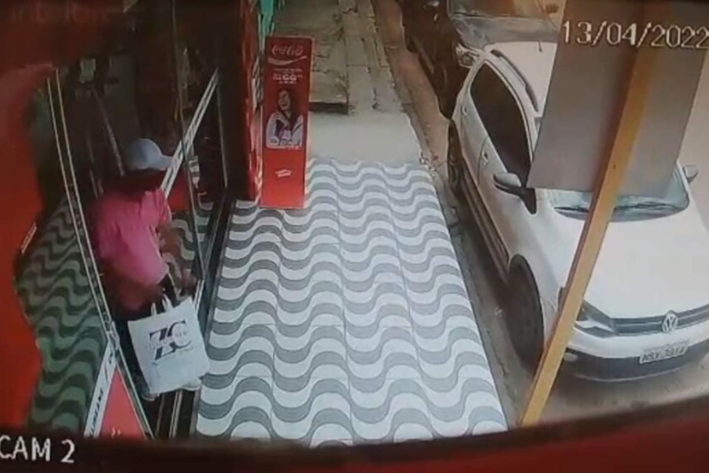 Homem é flagrado por câmeras furtando objetos em loja no Pará