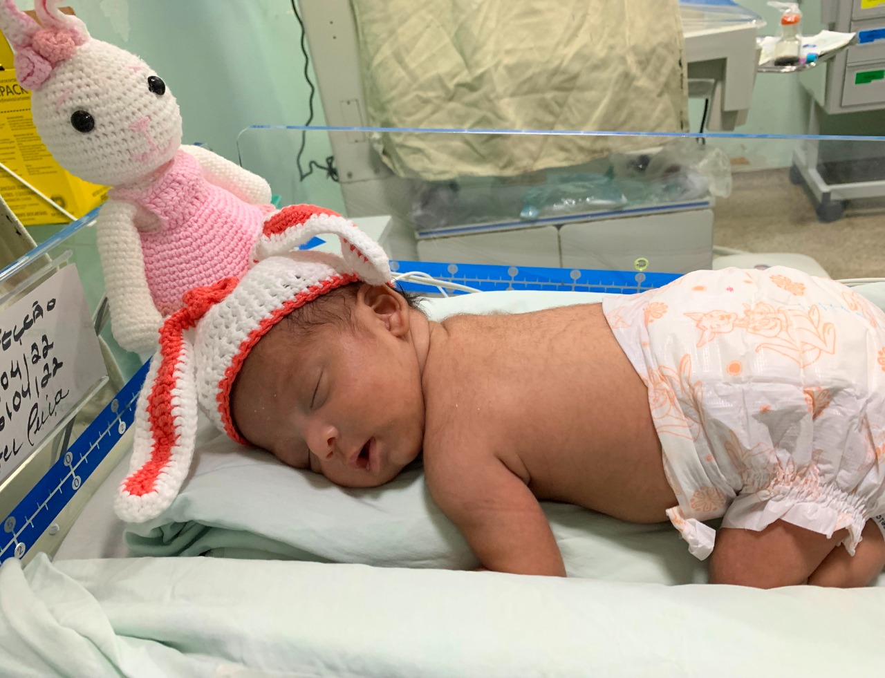 Bebês ganham ensaio fotográfico de Páscoa no Regional de Marabá
