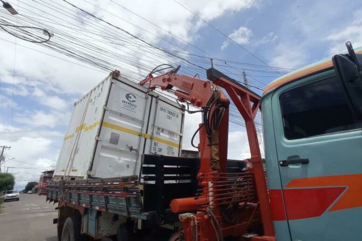 Veículo colide com fios e deixa casas sem internet e energia elétrica no Pará