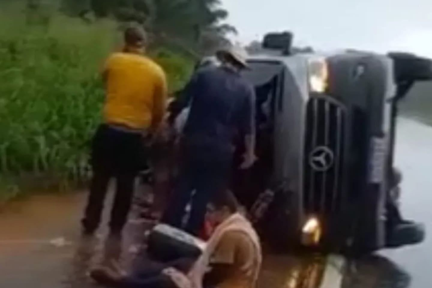 Motorista perde o controle e van capota no interior do Pará