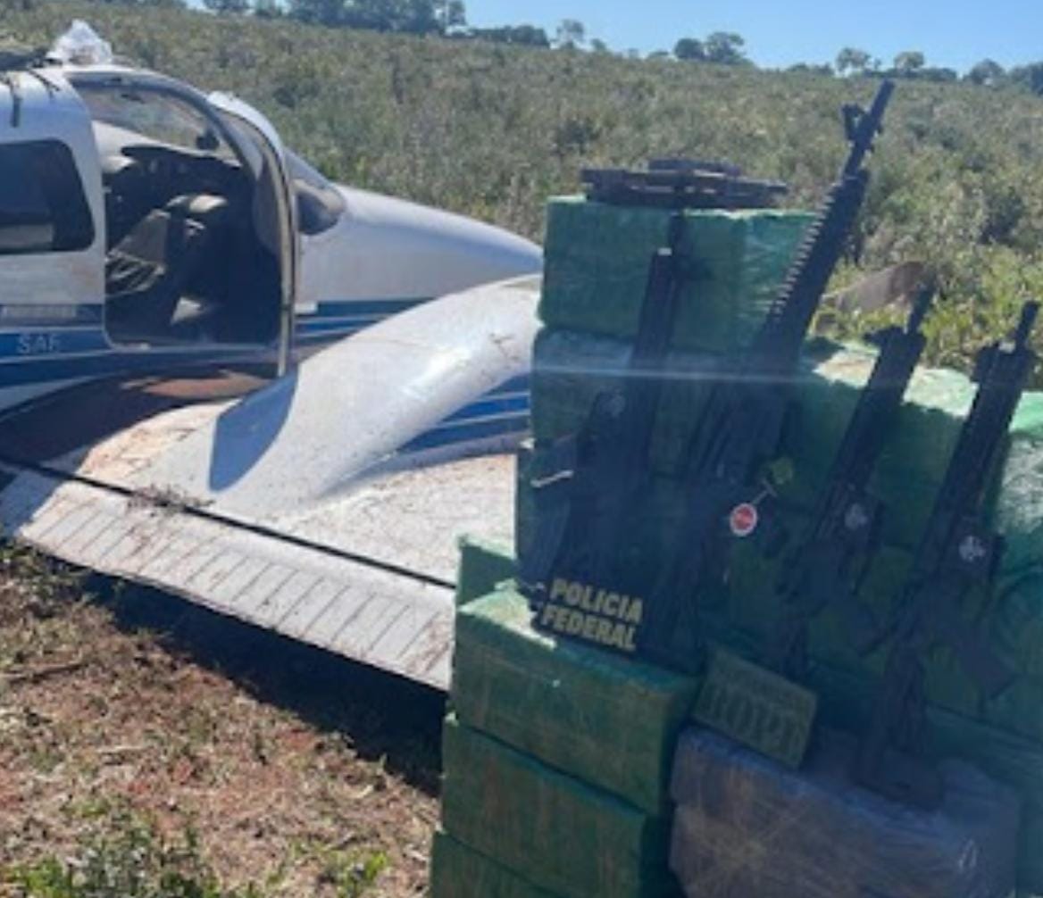 Avião com carga de cocaína e armas de grosso calibre é apreendido pela polícia