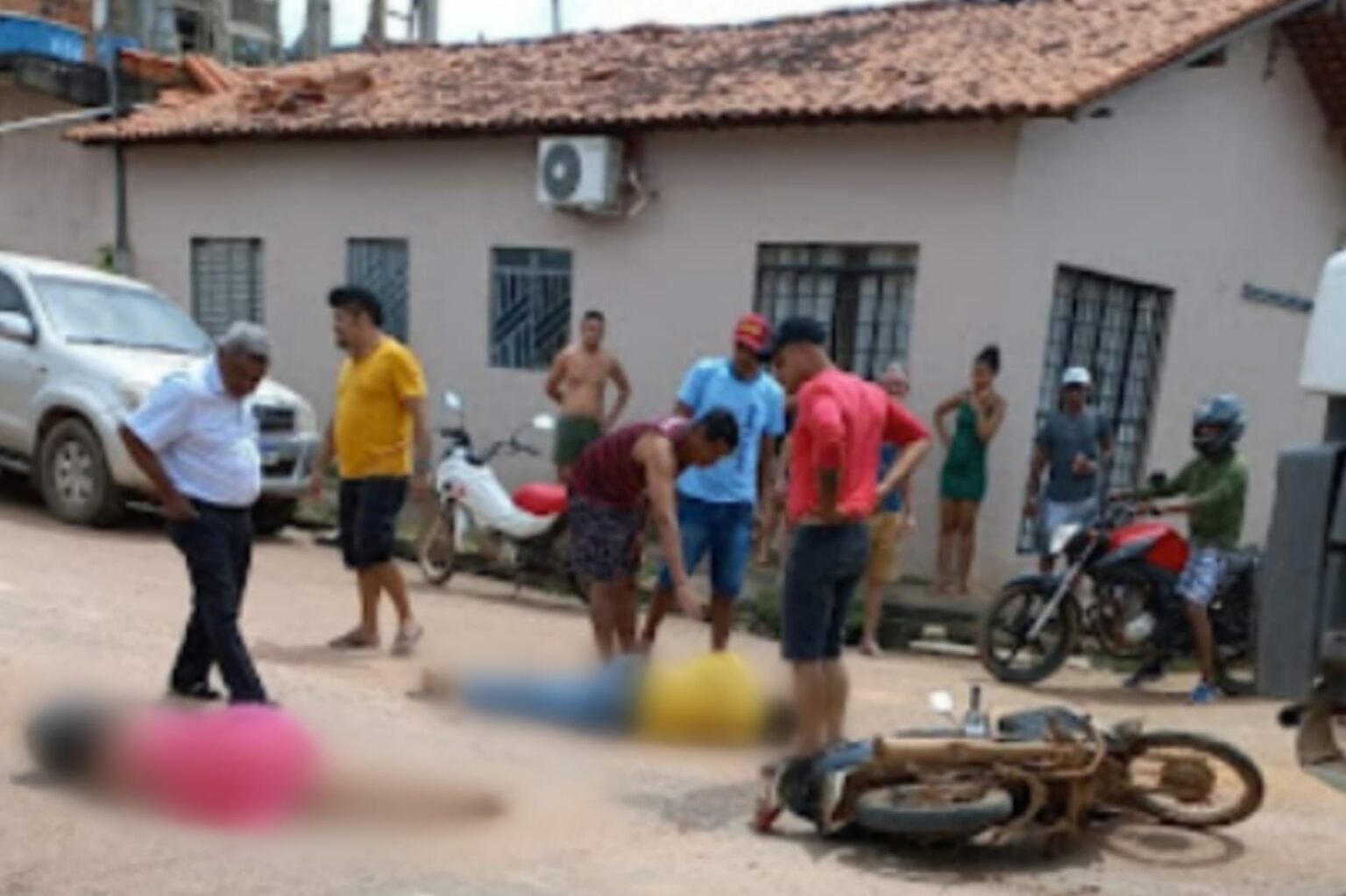 Caçamba atinge moto e deixa mulher e homem feridos em Parauapebas