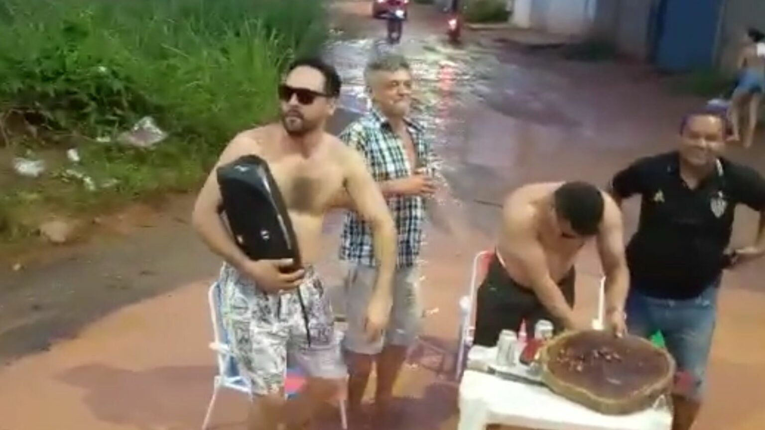 VÍDEO: Vereador Aurélio Goiano faz churrasco em buraco de lama em Parauapebas