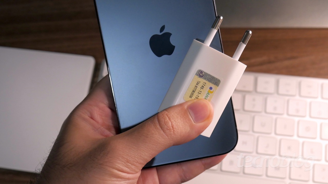 Apple é condenada a pagar indenização por vender iPhone sem carregador