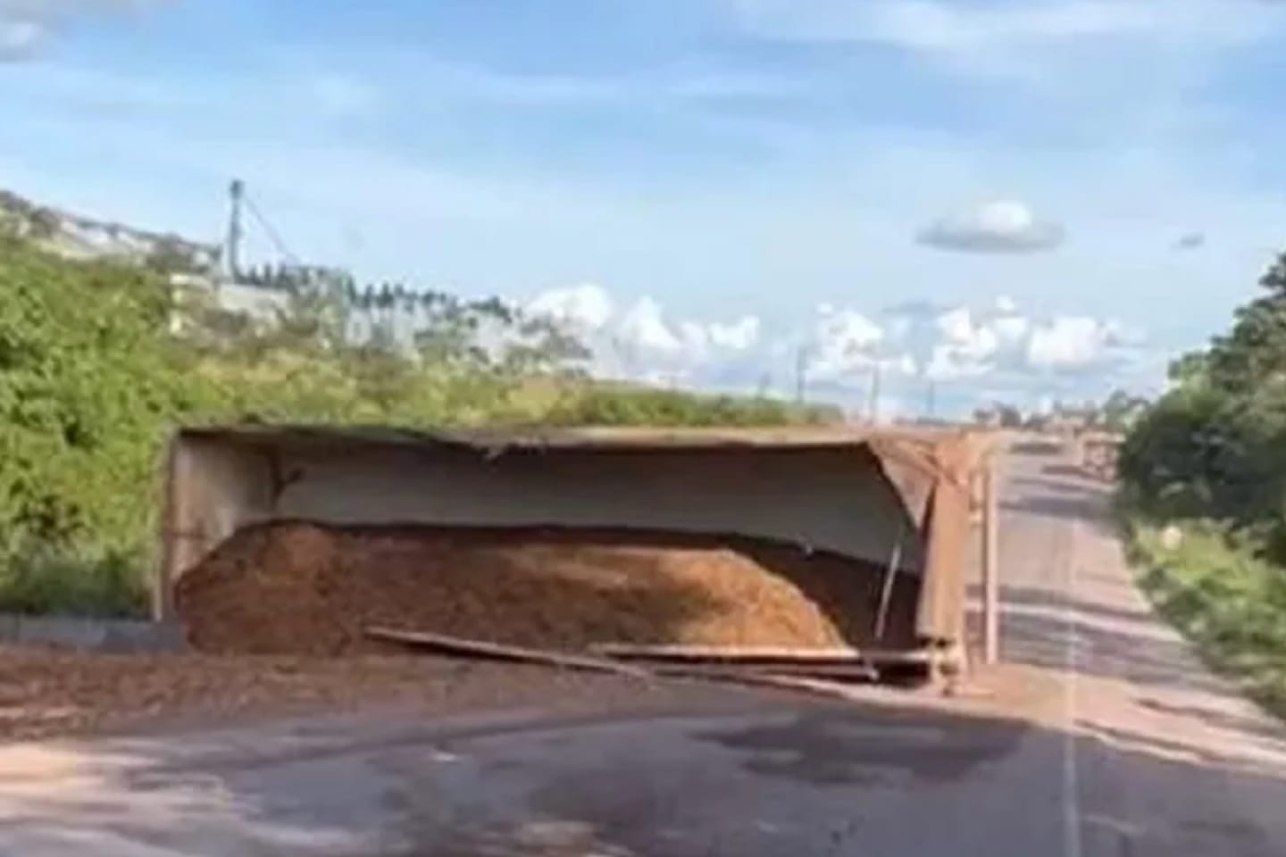 Carreta carregada de maravalha tomba no interior do Pará