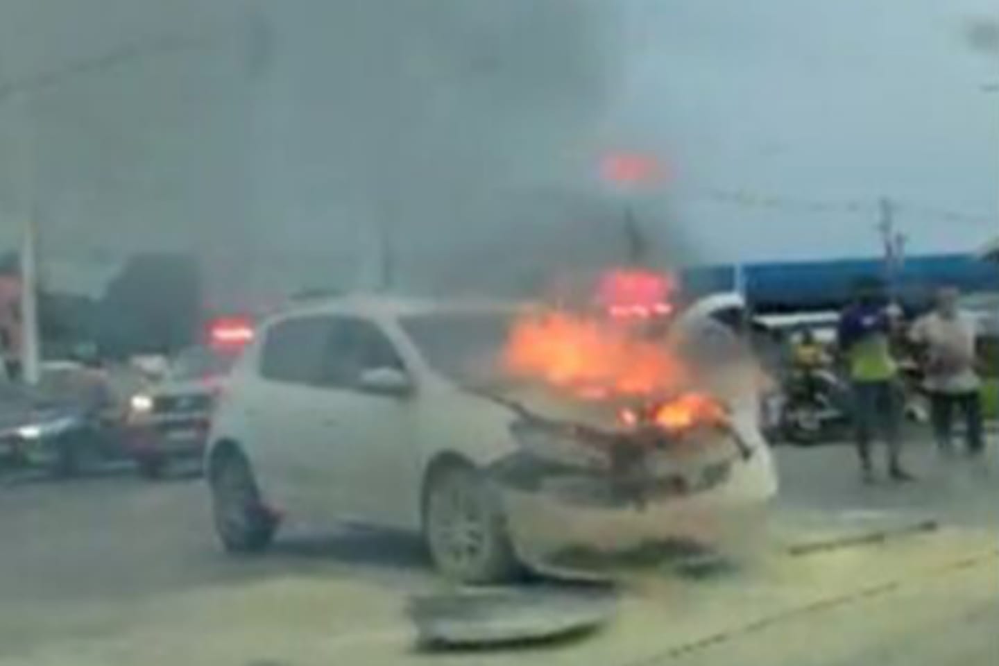 Carro tem pane elétrica e pega fogo em via pública no Pará