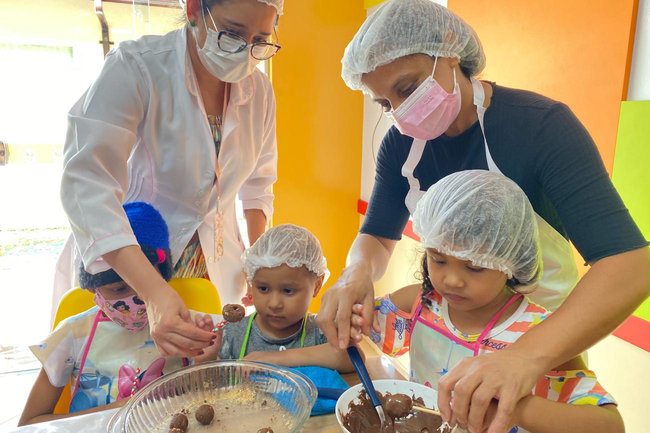 Crianças em tratamento oncológico participam de oficina de doces no Pará